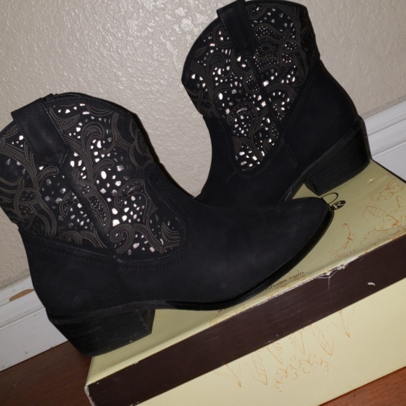 Boots - Picture 4 of 4